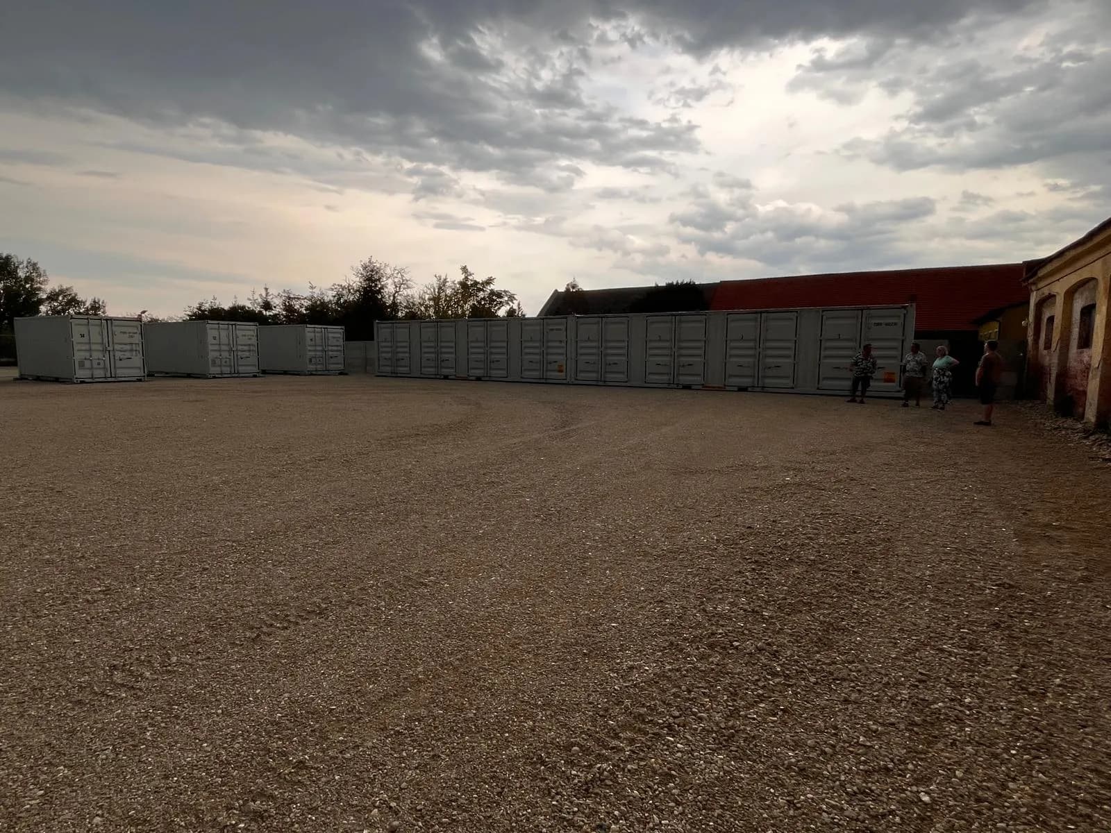 Containerreihe vor dem alten Gutshof