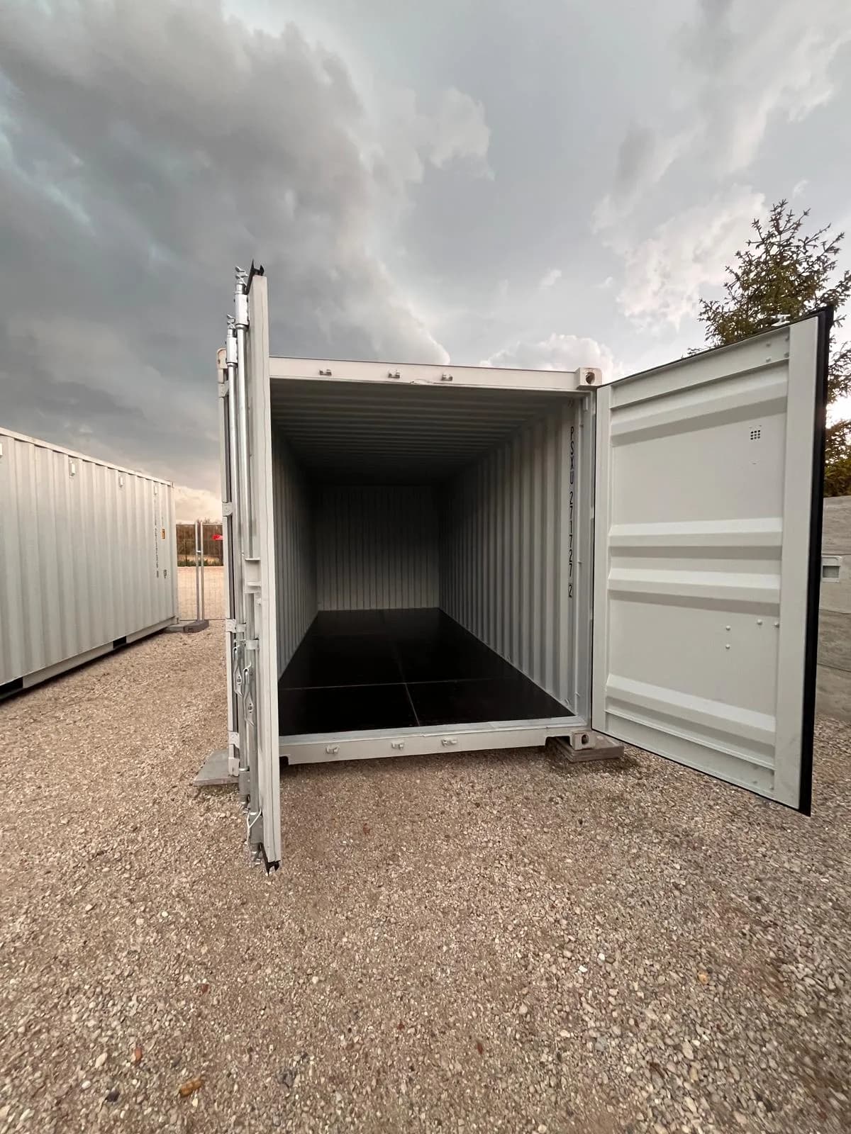 Geöffneter, leerer Lagercontainer mit Holzboden