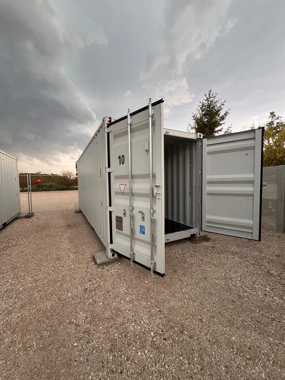 Container Nummer 10 mit geöffneter Doppeltür