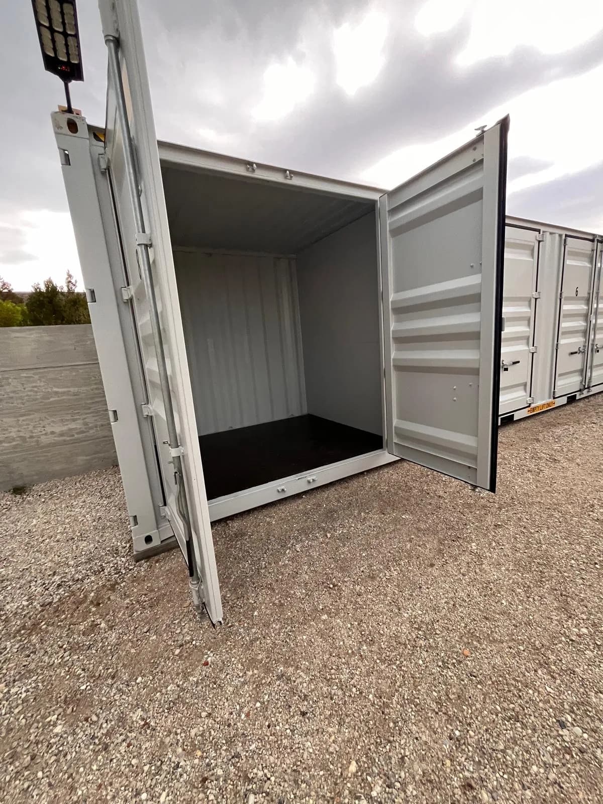 Leerer Container mit Beleuchtung an der Decke