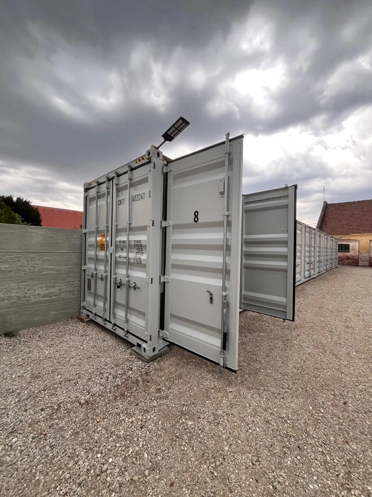 Container Nummer 8 mit geöffneten Türen