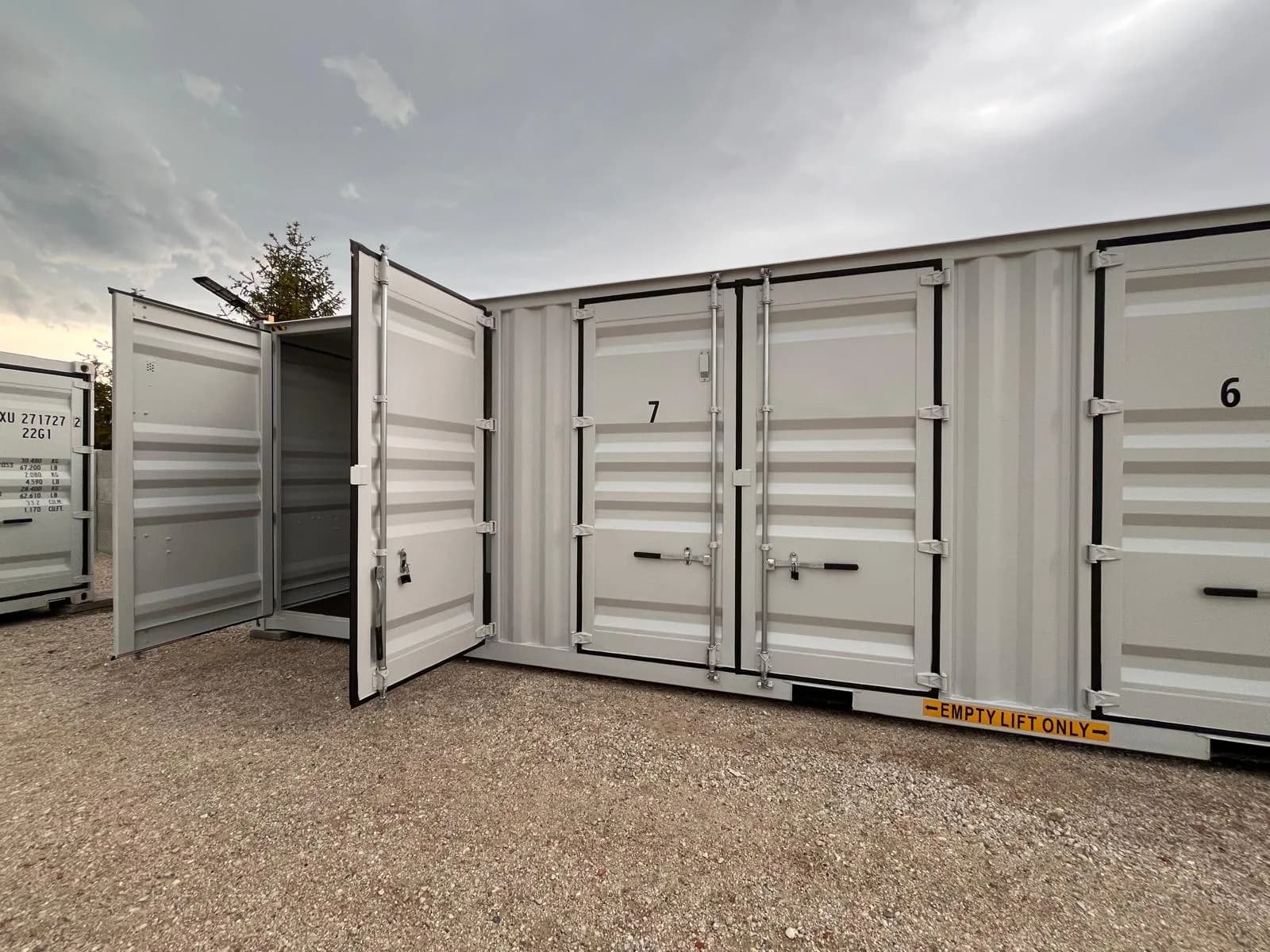 Container Nummer 7 mit geöffneten Türen neben Nummer 6