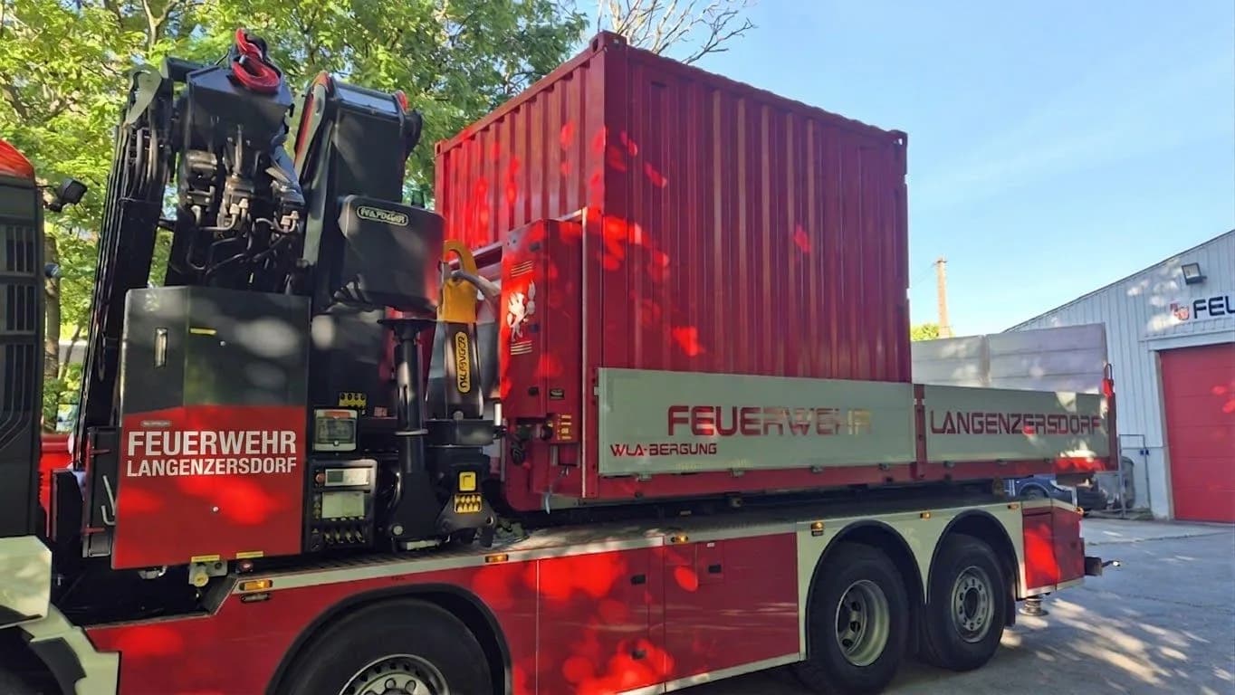 Einsatzfahrzeug der Freiwilligen Feuerwehr Langenzersdorf mit geladenem Container