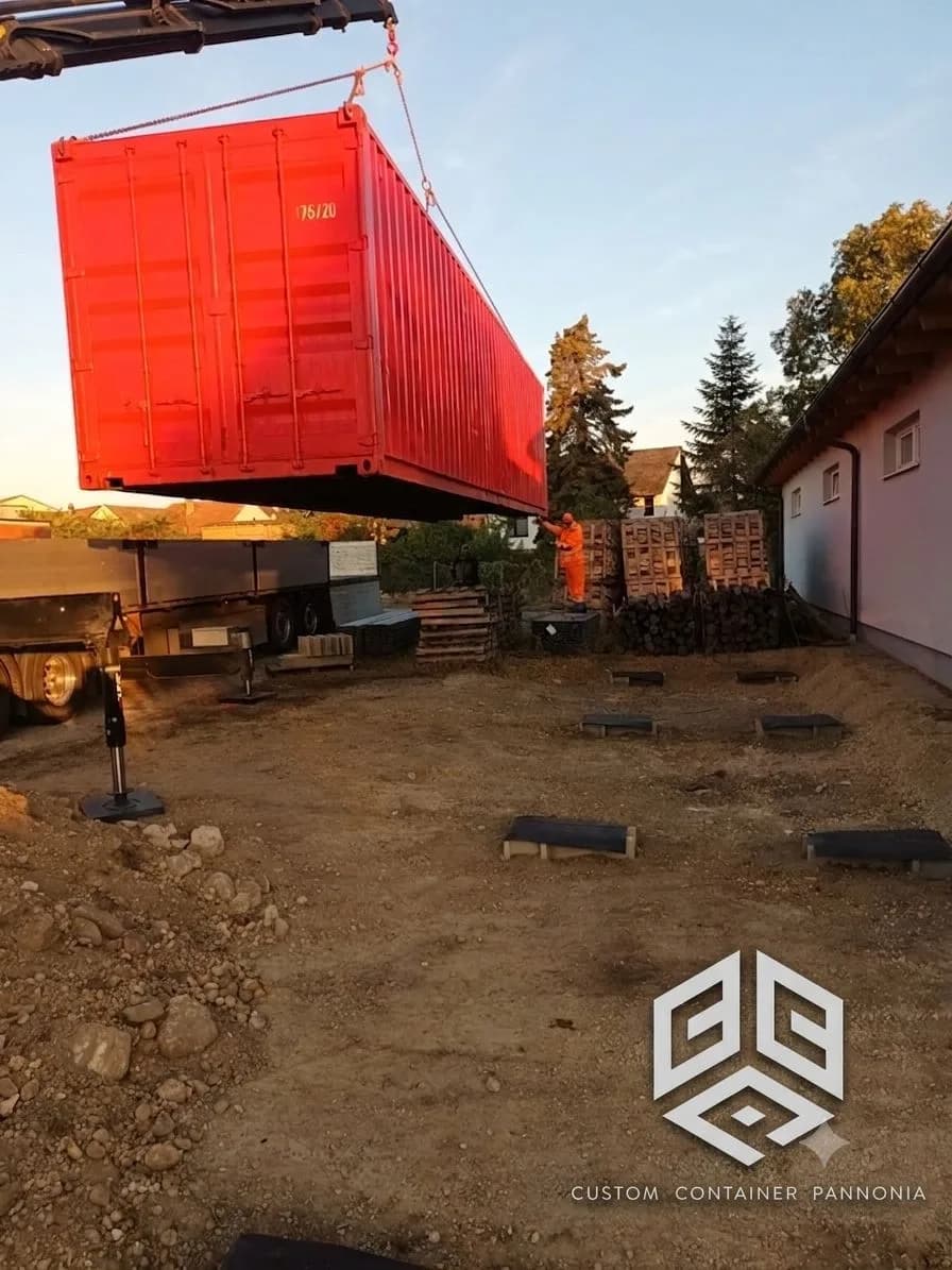 Container wird bei der Freiwilligen Feuerwehr Prellenkirchen per Kran abgesetzt