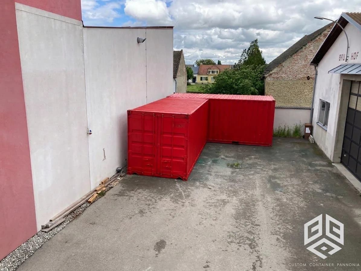 Fertig aufgestellte Container bei der Freiwilligen Feuerwehr in Tatten