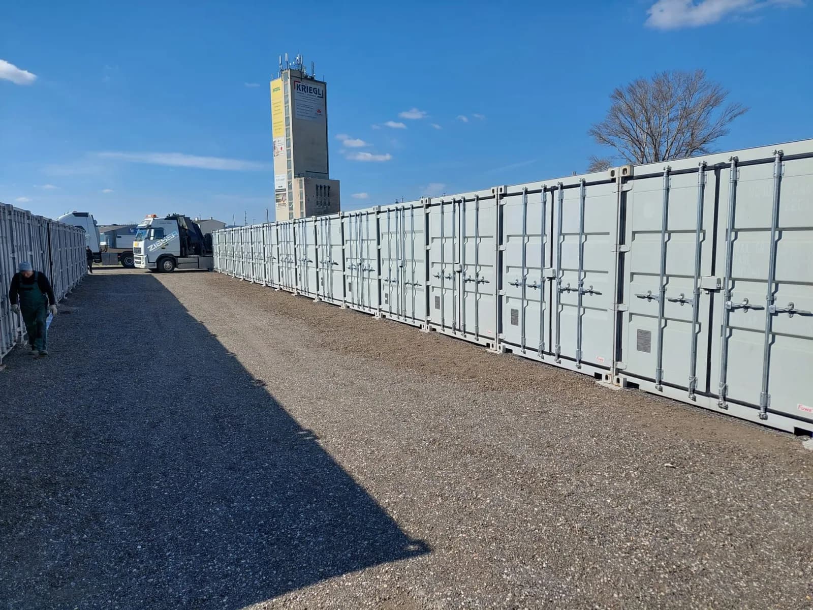 Reihe von Lagercontainern einer Self-Storage-Anlage in Raasdorf