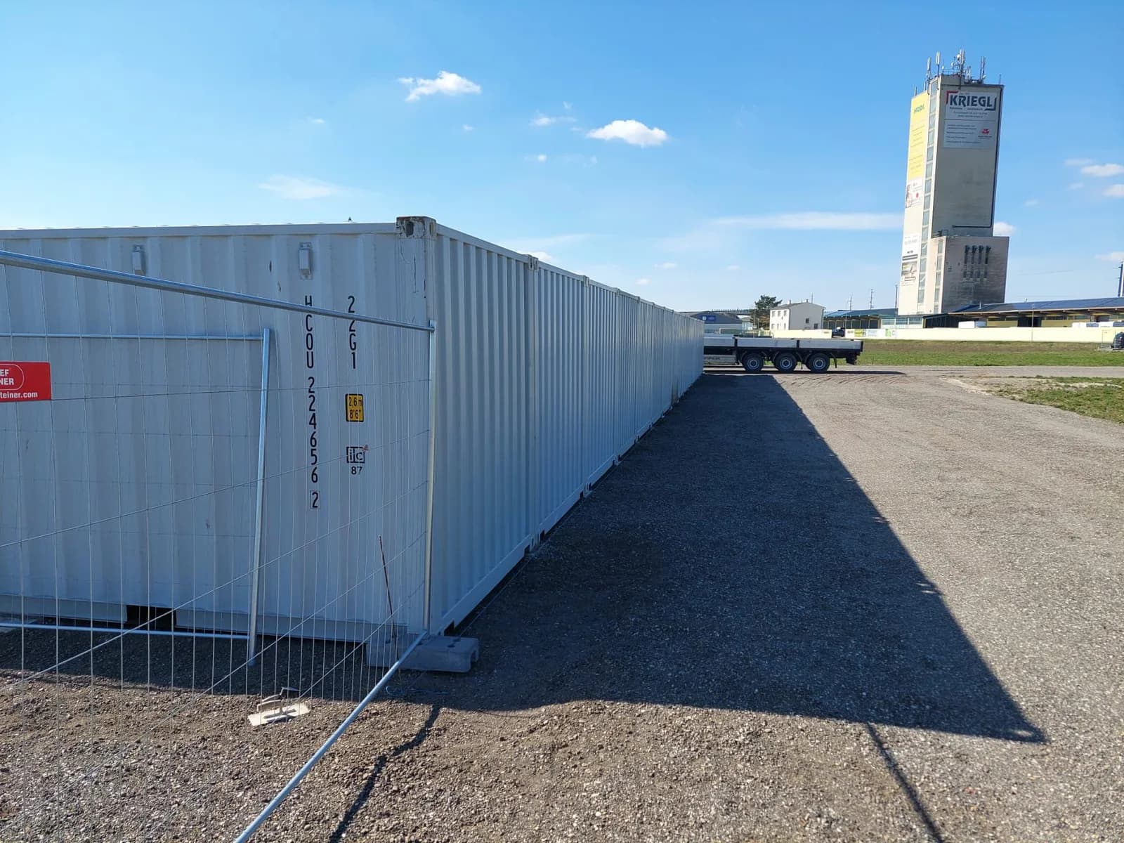 Einzelner Lagercontainer mit Bauzaun in Raasdorf