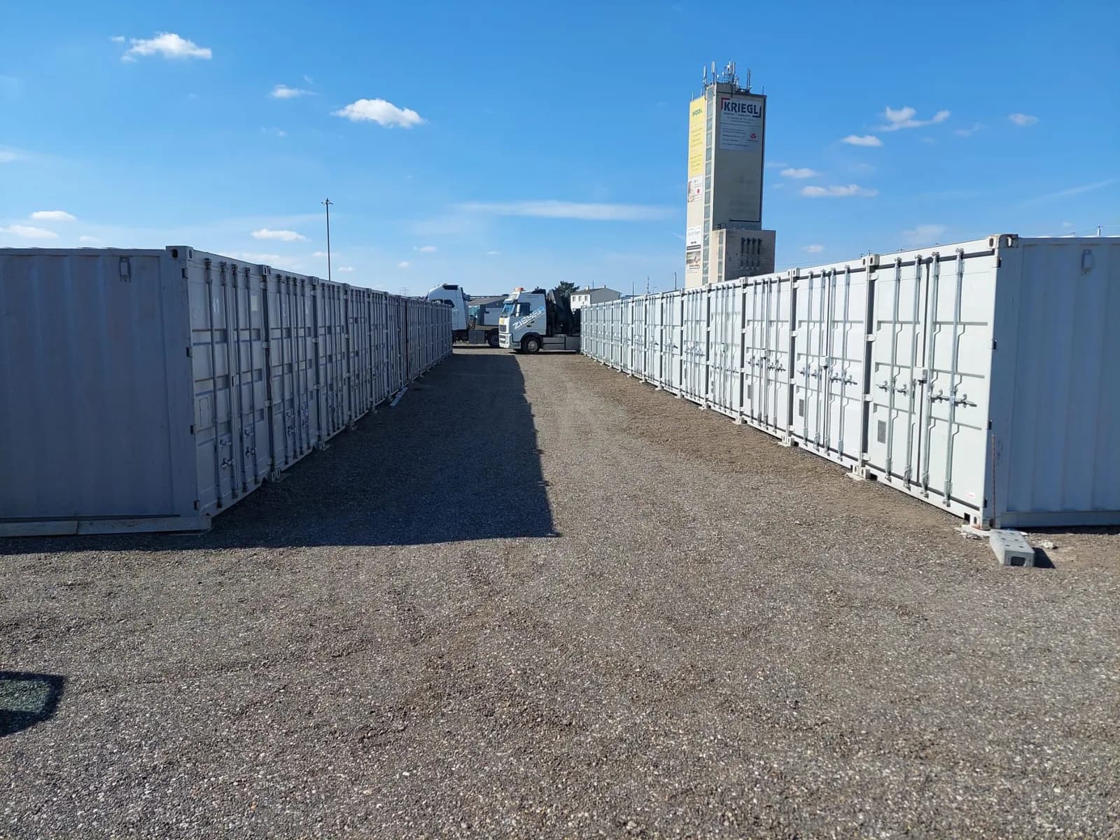 Lange Reihe aneinandergereihter Lagercontainer in Raasdorf