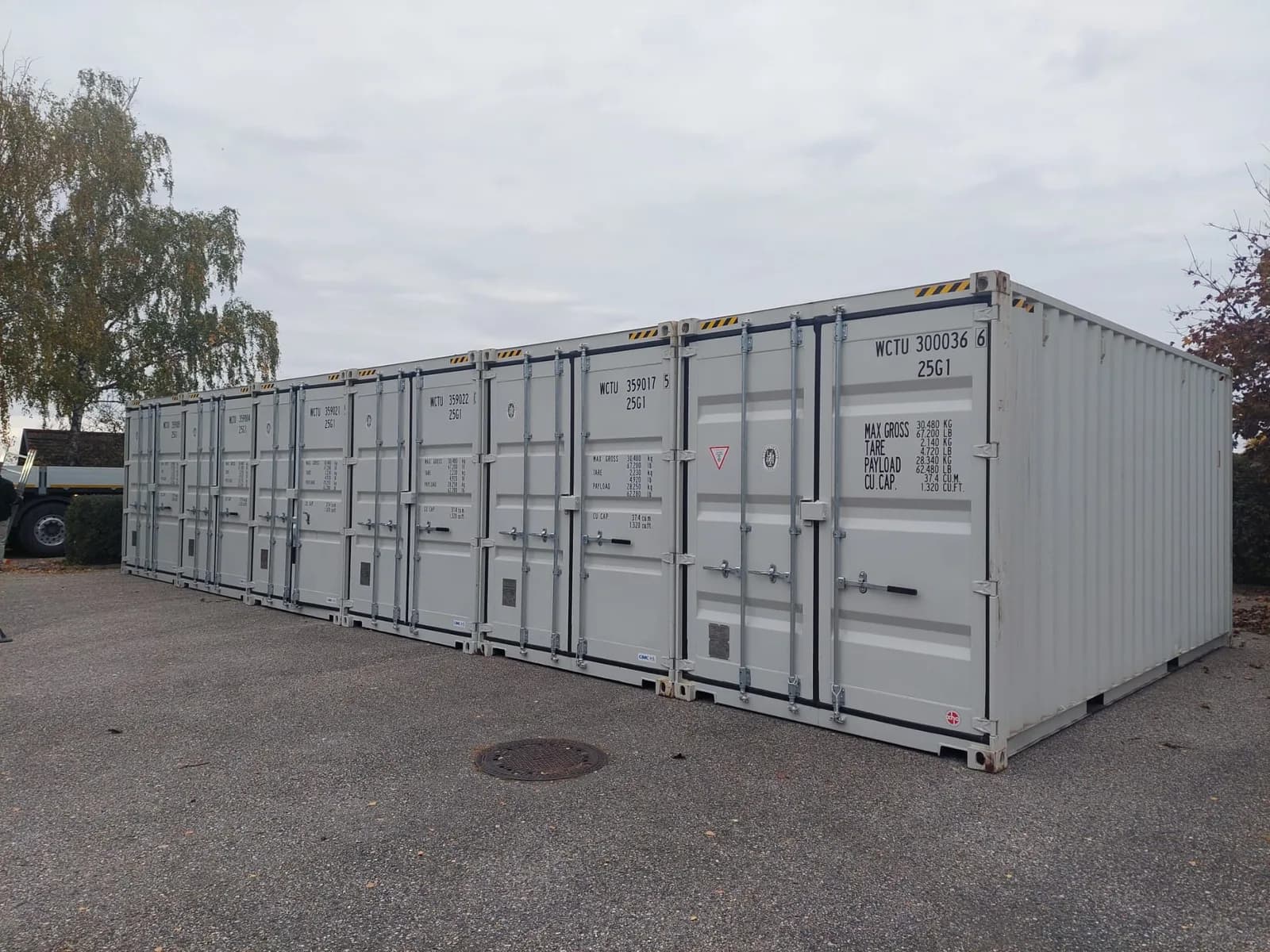 Self-Storage-Anlage mit geöffneten Containertüren in Stronsdorf