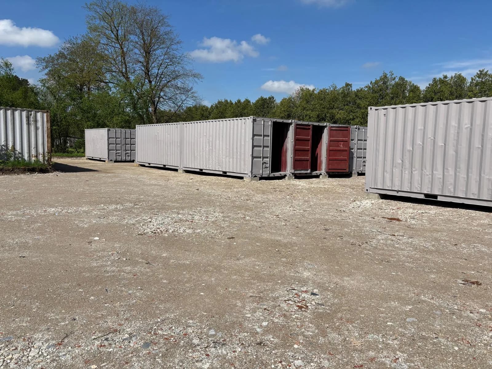 Reihe fabrikneuer Lagercontainer bei der Anlage in Wels