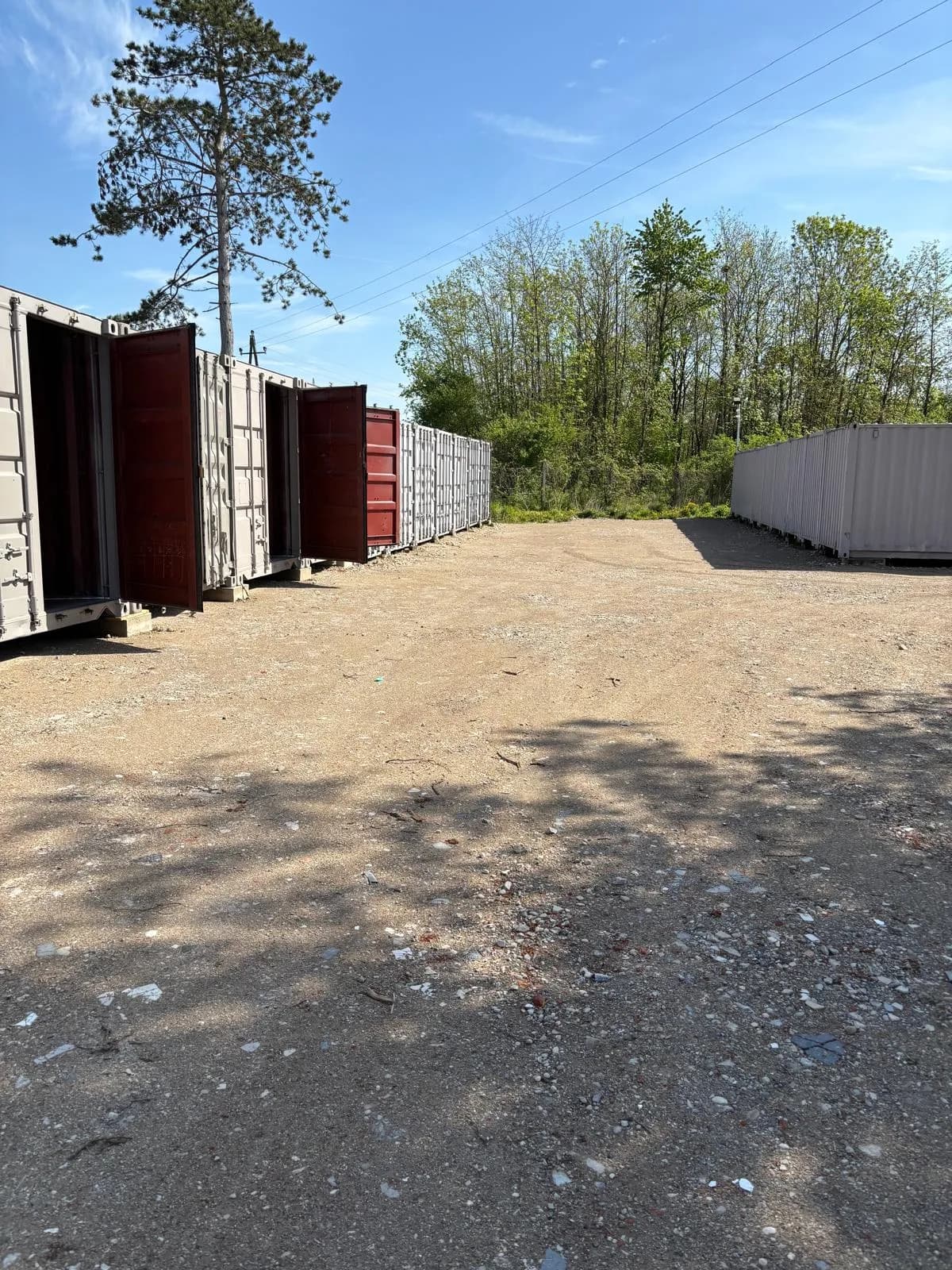Lange Containerreihe der Self-Storage-Anlage in Wels