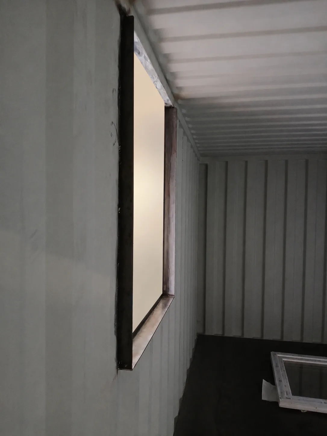 Ausgeschnittene Fensteröffnung an einem Seecontainer