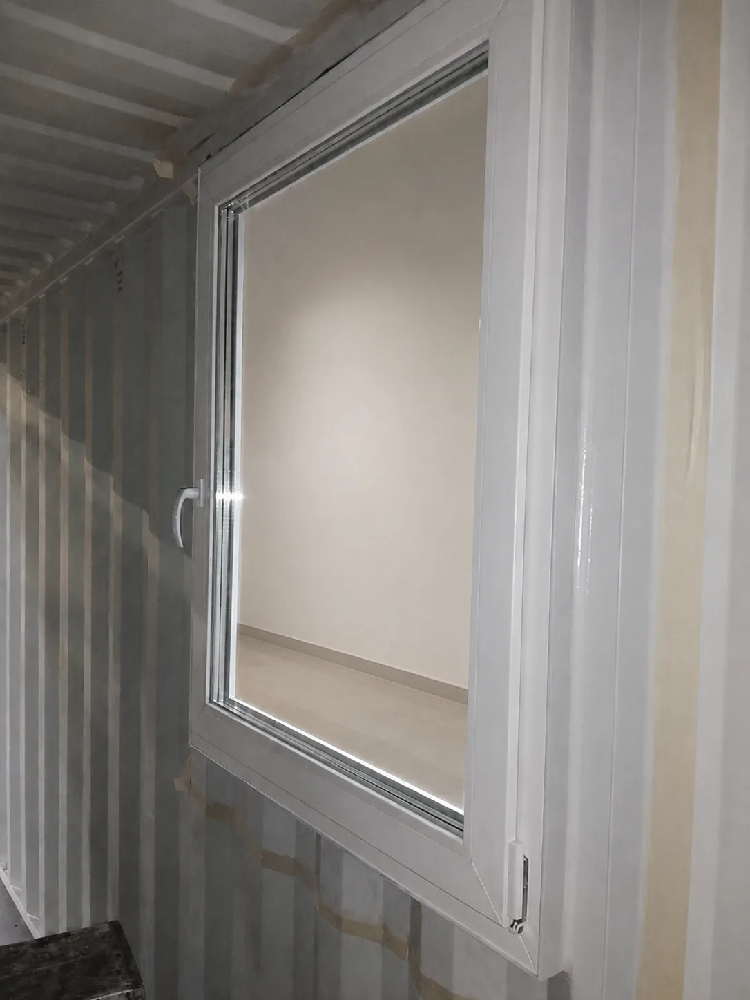 Verschweißen des Fensterrahmens am Container