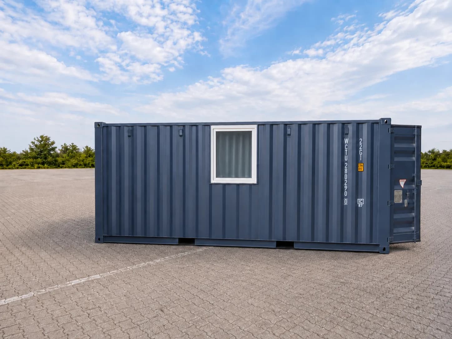 Fertig eingebautes Fenster an einem Container