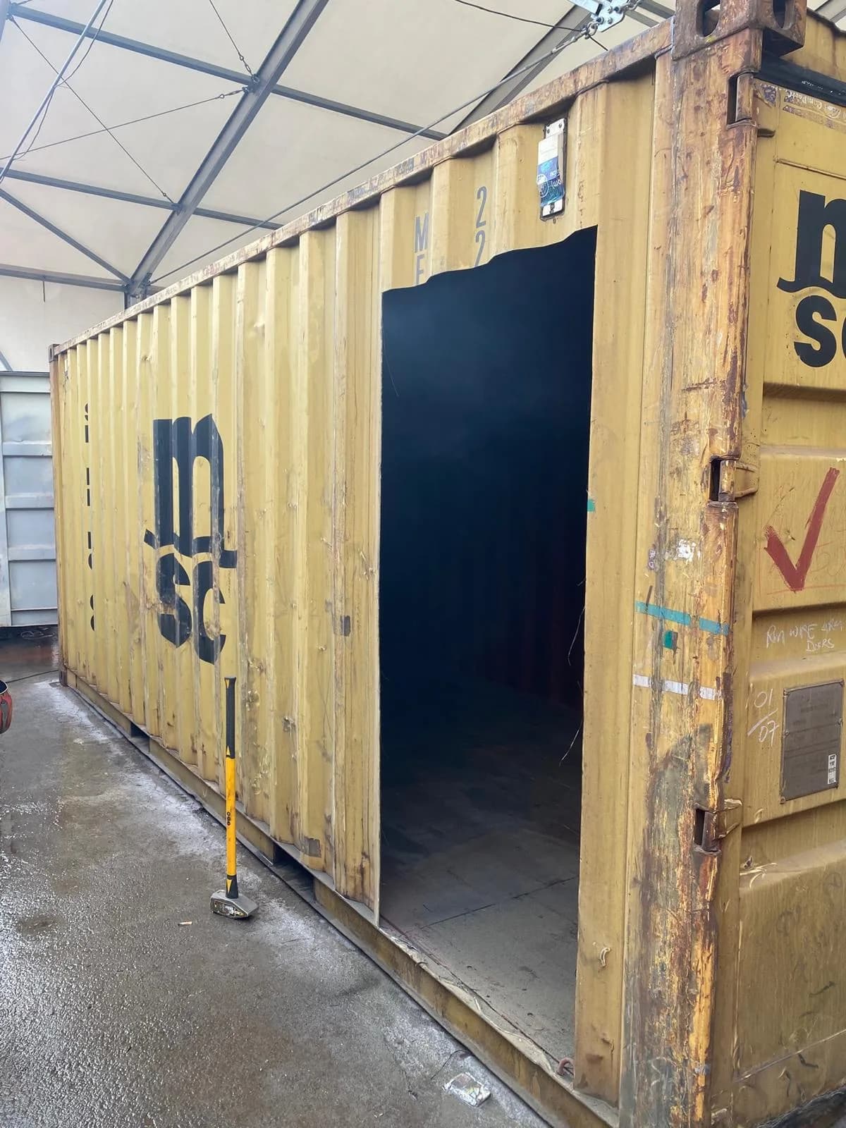 Ausgeschnittene Türöffnung an einem Seecontainer