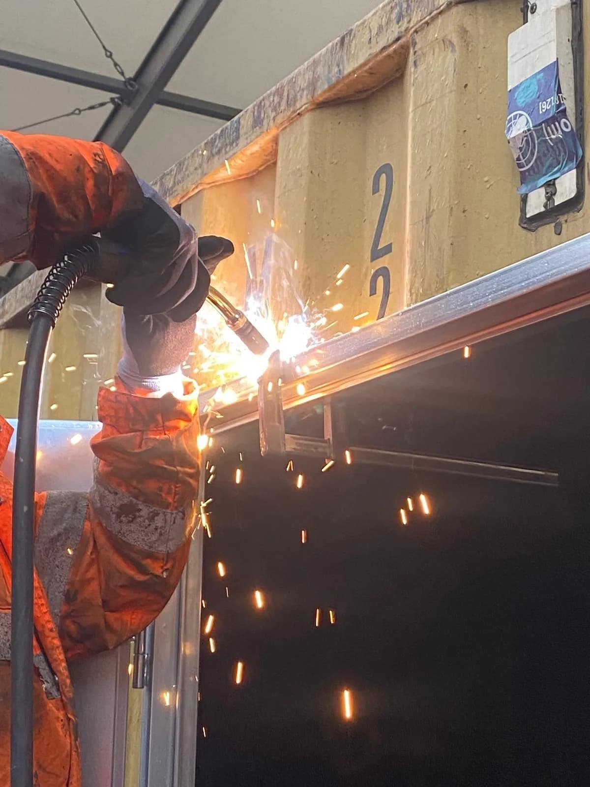 Verschweißen des Türrahmens am Container