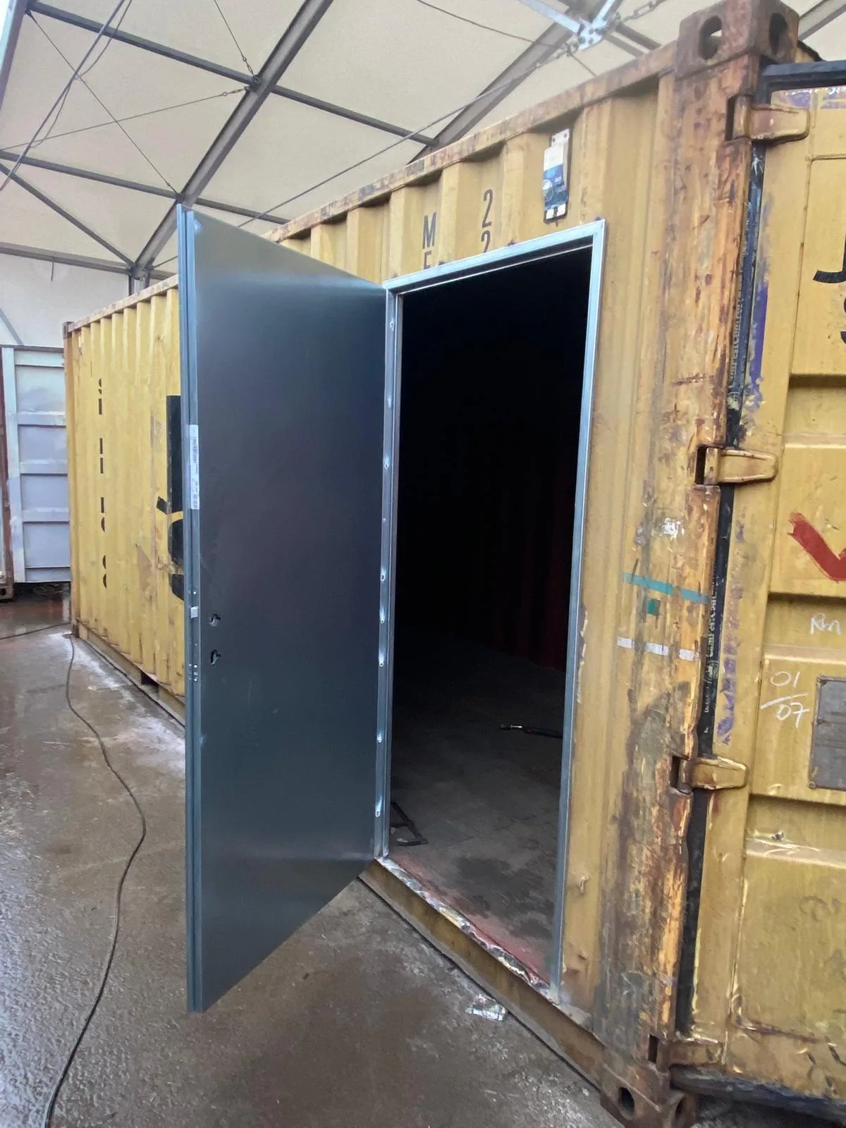 Fertig eingebaute Stahltür an einem Container