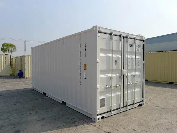 20-Fuß-Container in Weiß, neuwertig, mit geschlossenen Türen