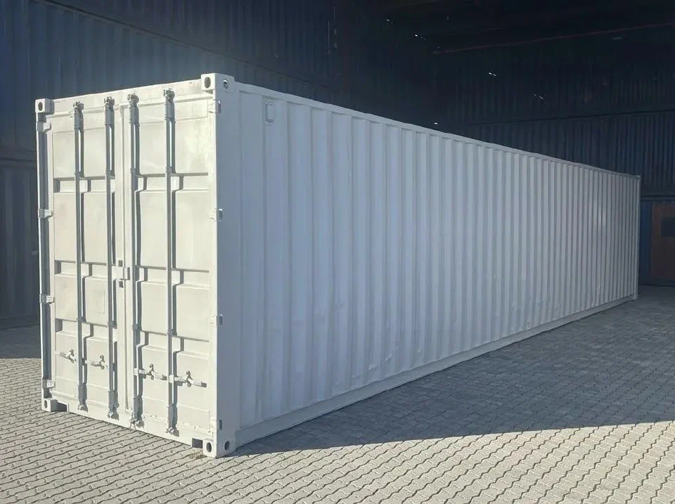 Használt 40 lábas High Cube konténer krémfehér színben, nyitott ajtókkal egy raktárcsarnokban