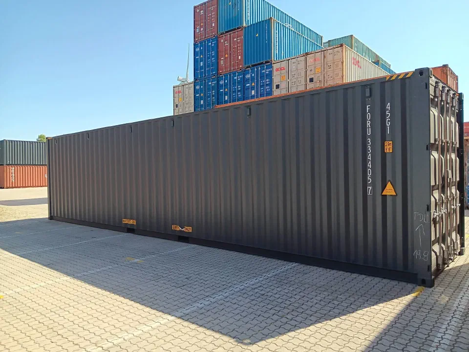 Újszerű 40 lábas High Cube konténer antracit színben egy konténerterminálon