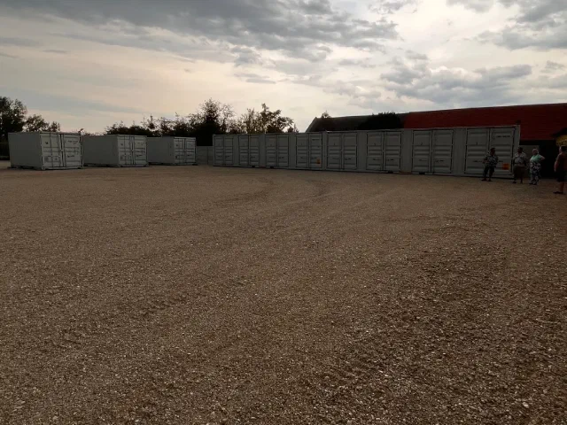 Containerreihe am Rand des Schotterplatzes