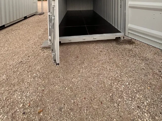 Geöffneter Lagercontainer, Blick tief in den Innenraum