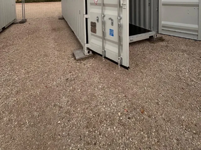 Lagercontainer Nummer 10 mit geöffneten Türen