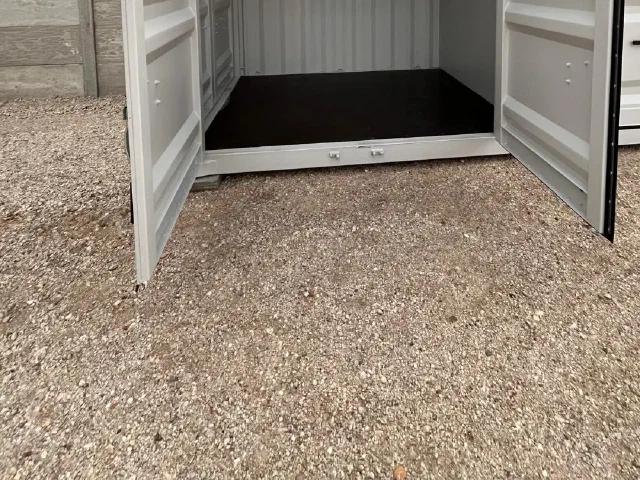Geöffneter Lagercontainer mit Blick in den Innenraum