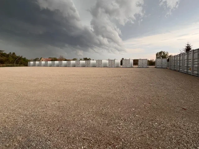 Überblick über die Anlage mit mehreren Containerreihen