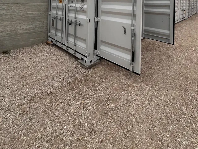 Lagercontainer Nummer 8 mit geöffneter Tür und Außenleuchte