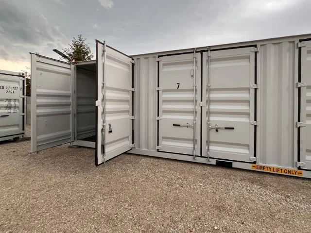 Nummerierte Lagercontainer mit Doppeltüren in einer Reihe