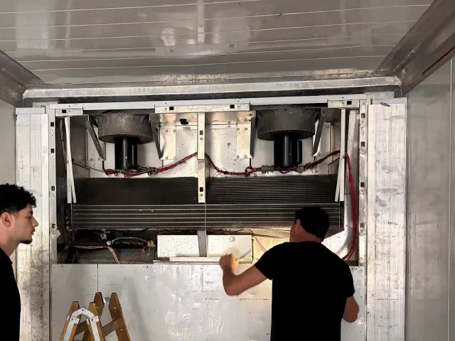 Ausbau der Kühleinheit im Inneren des Containers