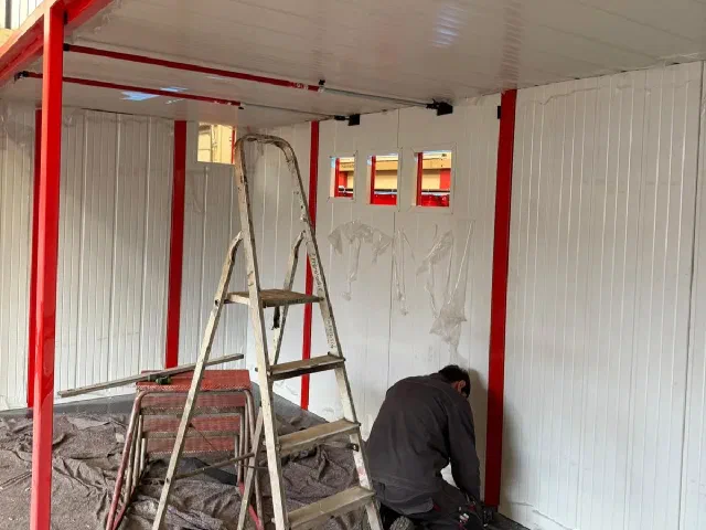 Ausbau in der Halle: Wand- und Deckenpaneele werden montiert
