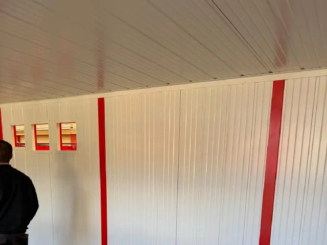 Innenwand mit Fensterband und Durchführung am Boden