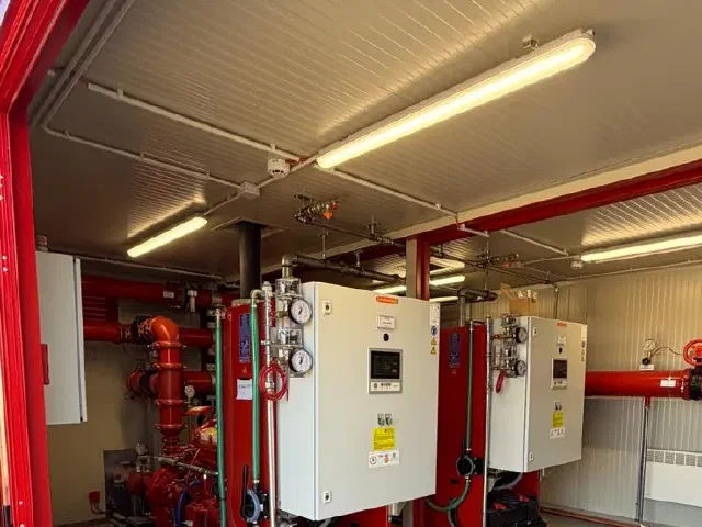 Pumpenstation mit zwei Löschwasserpumpen und Schaltschränken im fertigen Container