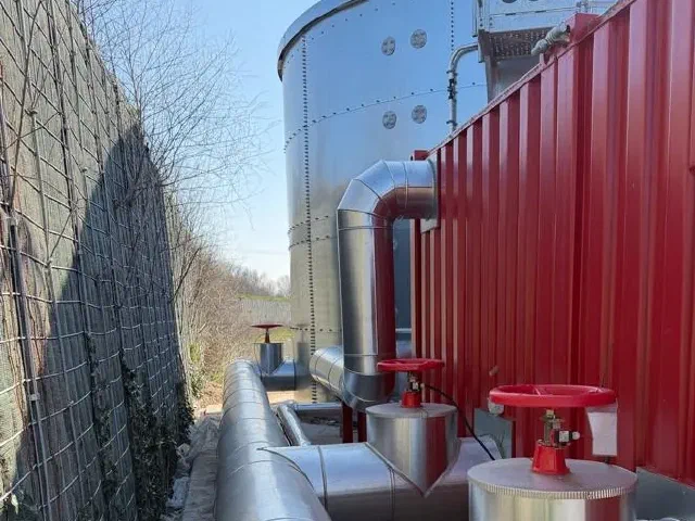 Isolierte Rohrleitungen zwischen Container und Löschwassertank am Einsatzort
